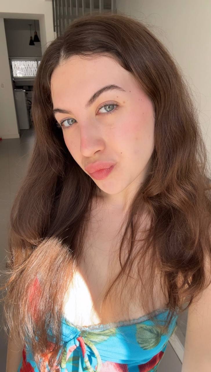 Nude girl Amber in Nassau